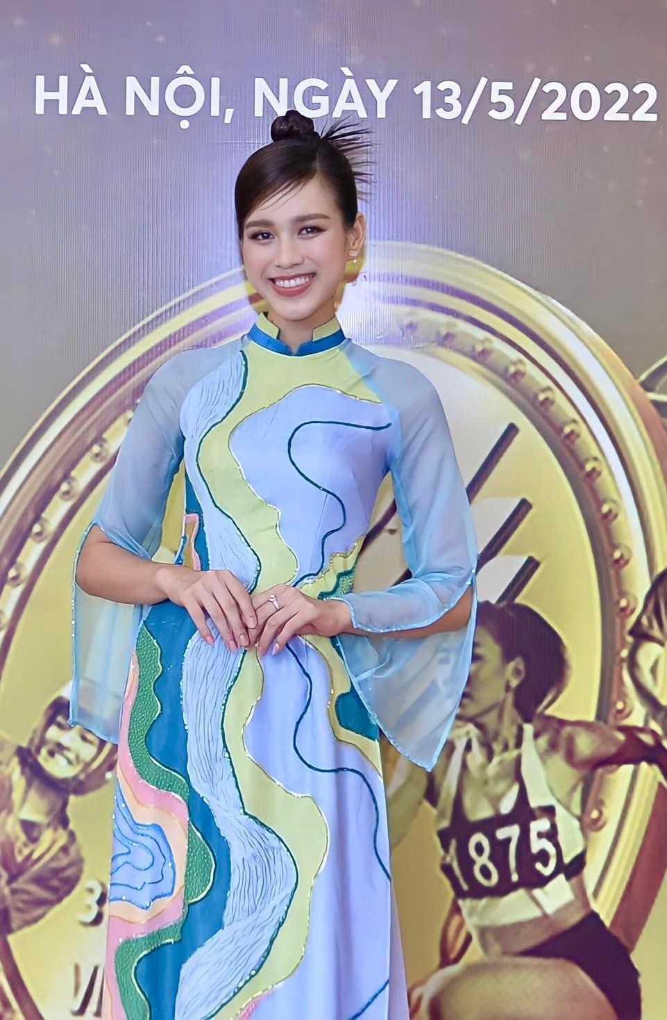 Hoa hậu Đỗ Thị Hà, Đỗ Mỹ Linh khoe sắc rạng rỡ với áo dài cổ vũ SEA Games 31 ảnh 3