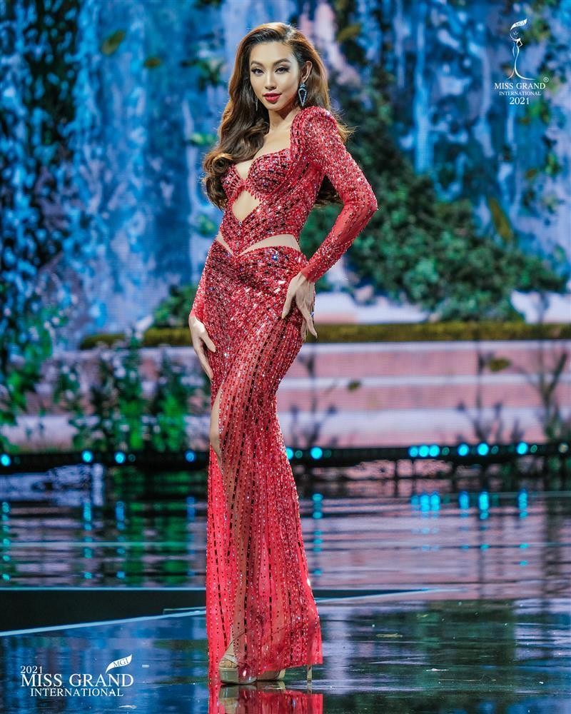 Váy dạ hội của mỹ nhân Việt ở Miss Grand: Kiều Loan lựa chọn mạo hiểm, Thuỳ Tiên đổi vào phút chót ảnh 1