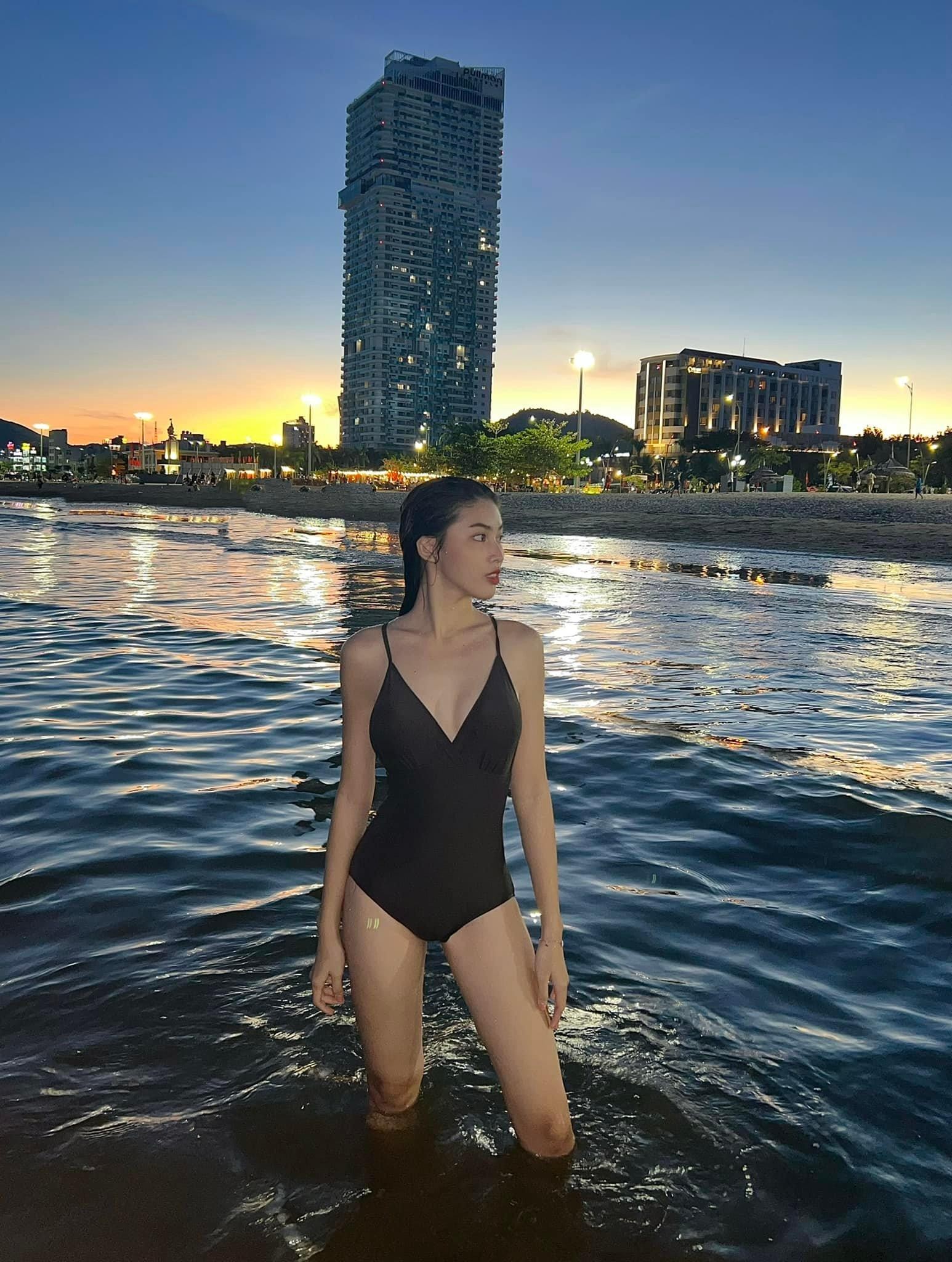 Runner-up Ngoc Thao shows off her sexy figure with swimsuit, Luong Huynh Linh wears a tiny crop-top showing off her hot boy photo 1