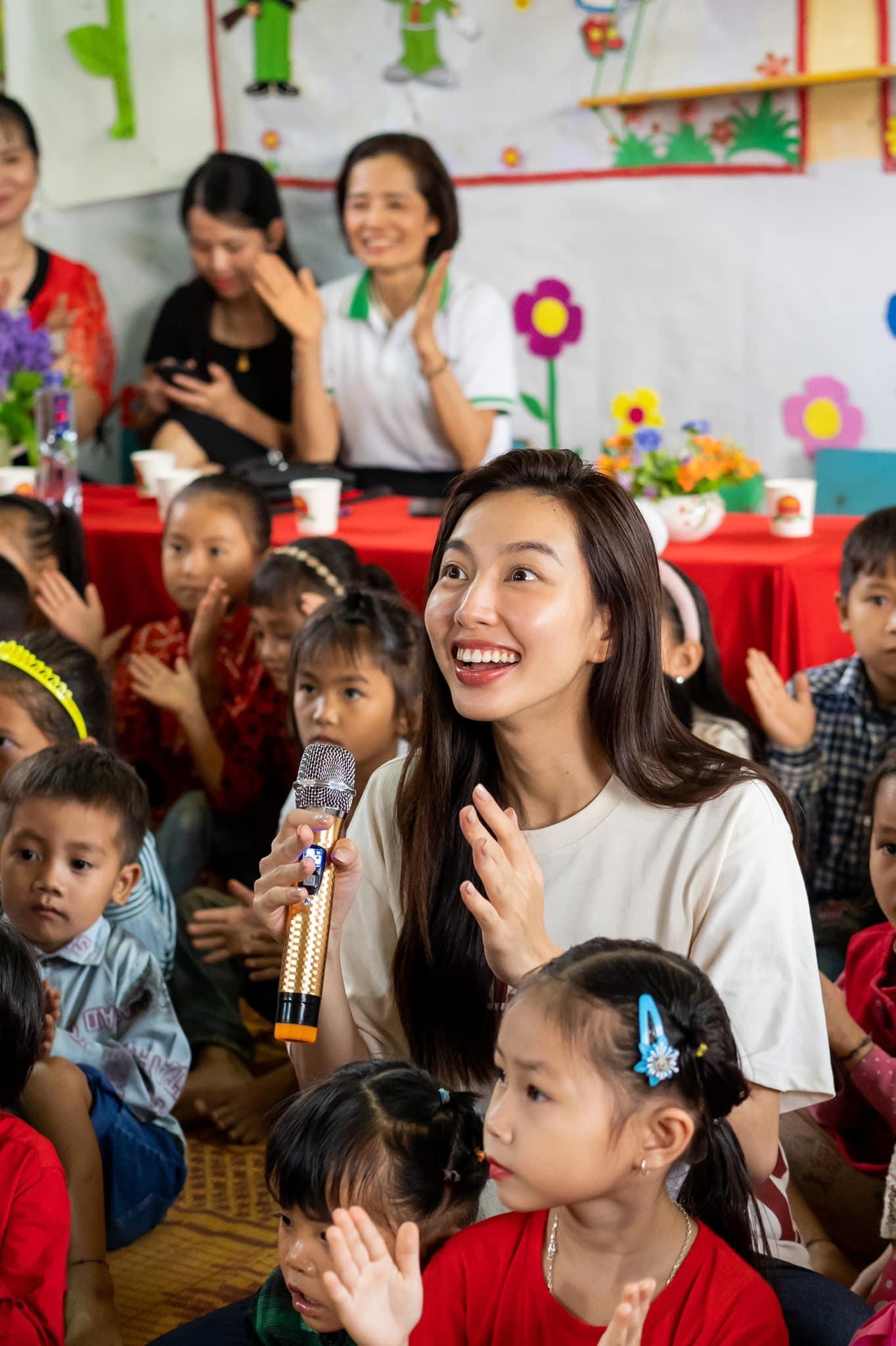 Hình ảnh Hoa hậu Thùy Tiên đi từ thiện ở Sơn La khiến fan xúc động ảnh 13