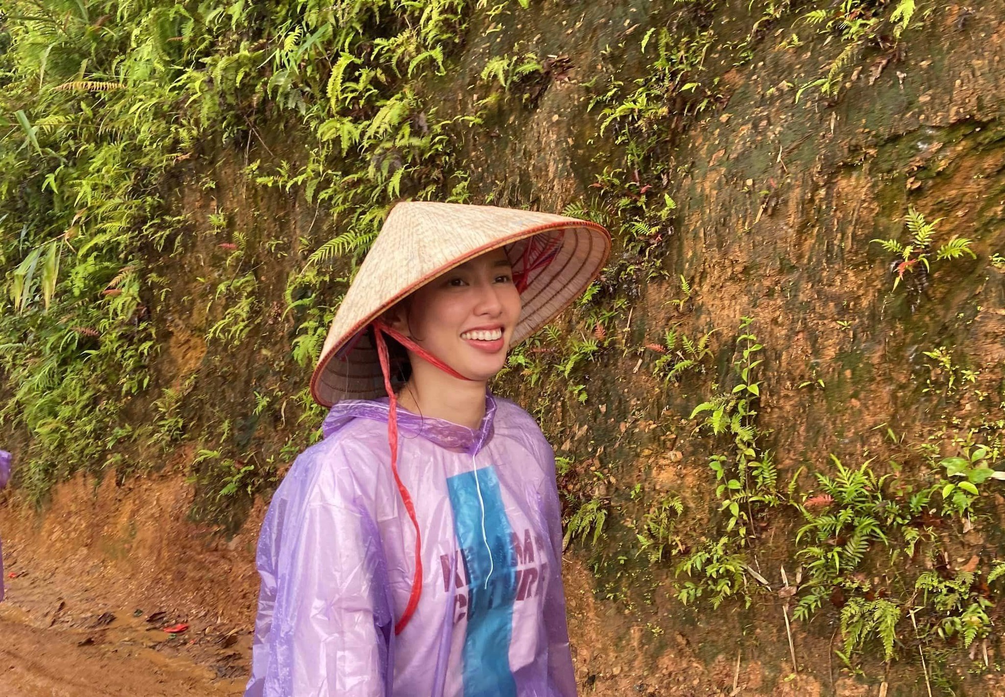Hình ảnh Hoa hậu Thùy Tiên đi từ thiện ở Sơn La khiến fan xúc động ảnh 2