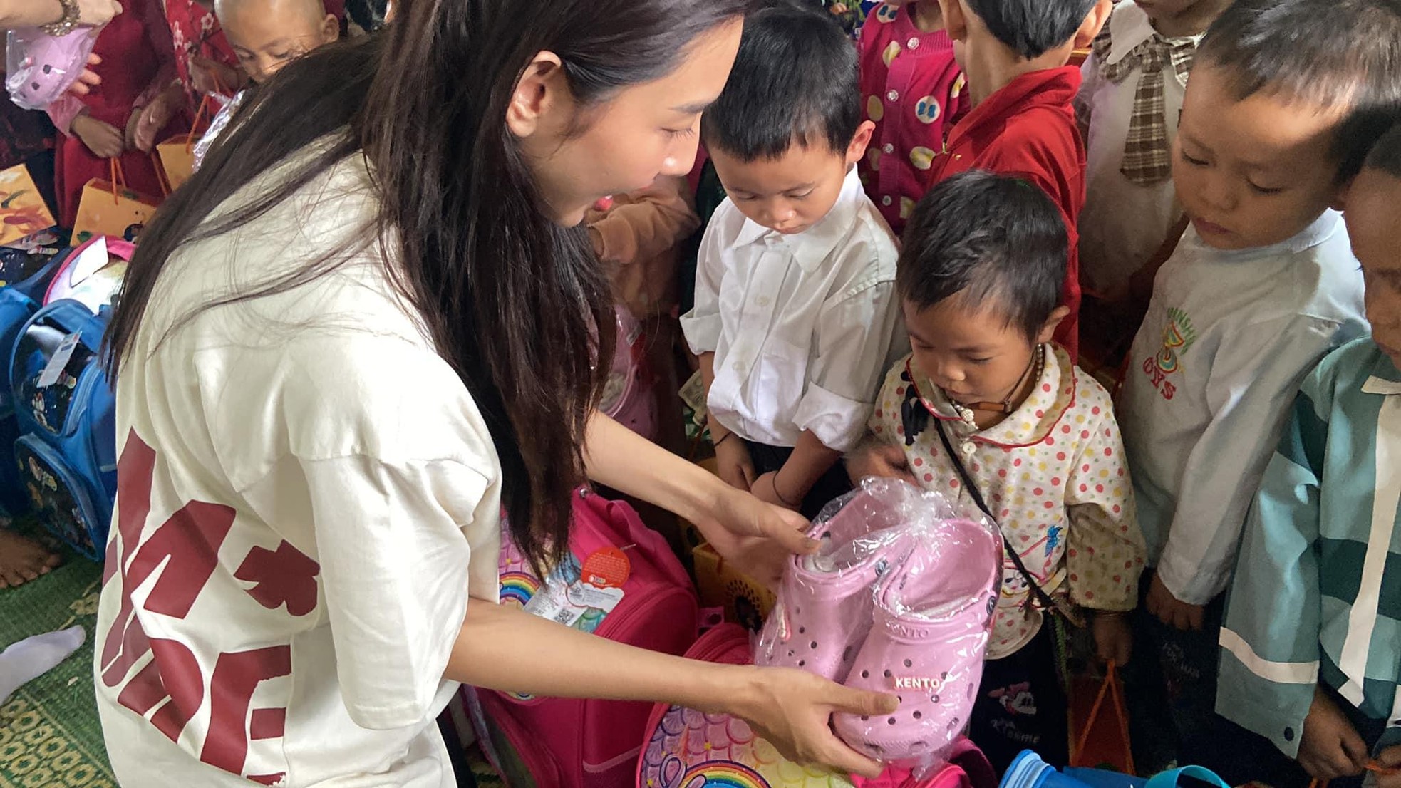 Hình ảnh Hoa hậu Thùy Tiên đi từ thiện ở Sơn La khiến fan xúc động ảnh 11