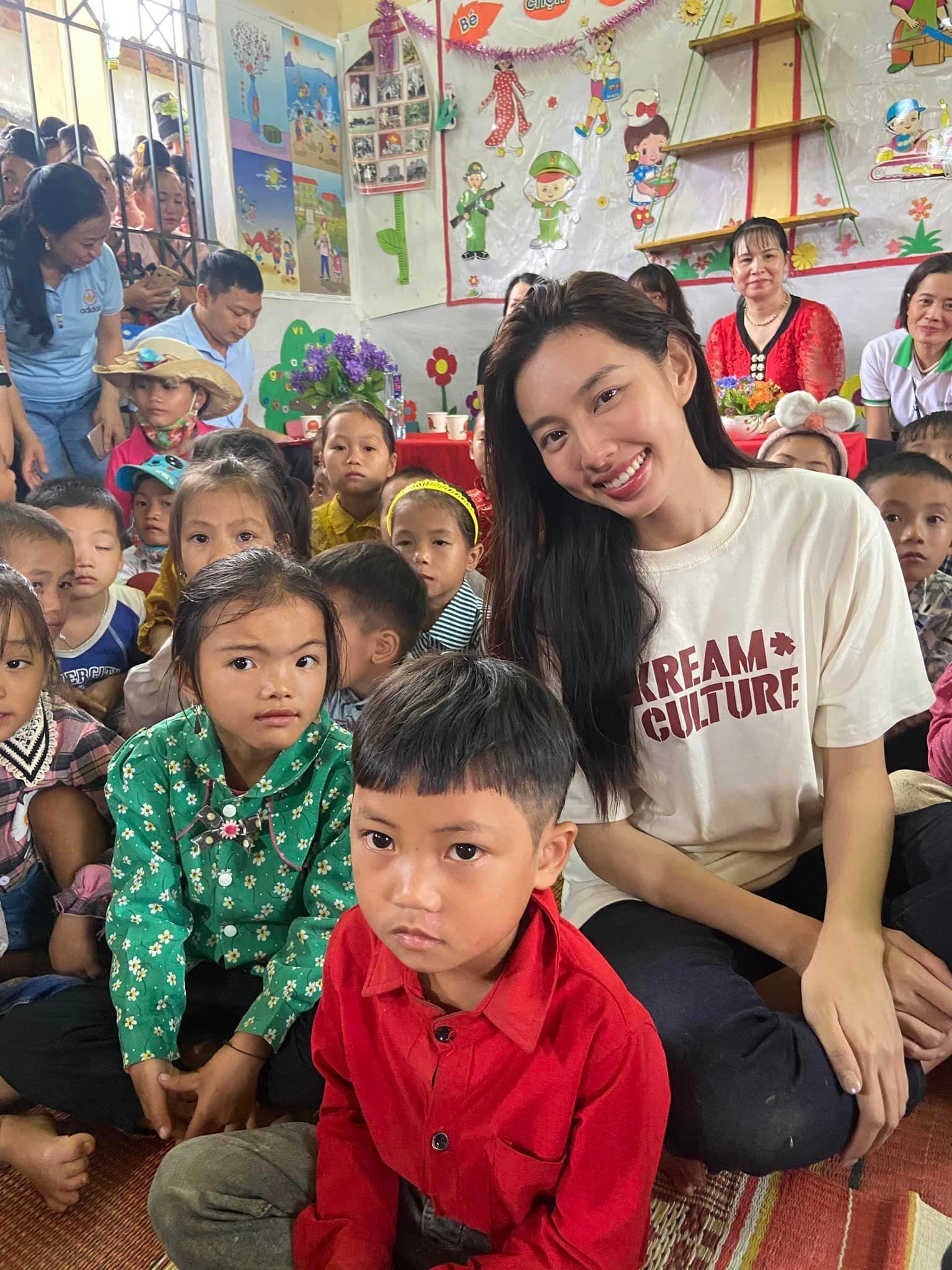 Hình ảnh Hoa hậu Thùy Tiên đi từ thiện ở Sơn La khiến fan xúc động ảnh 10