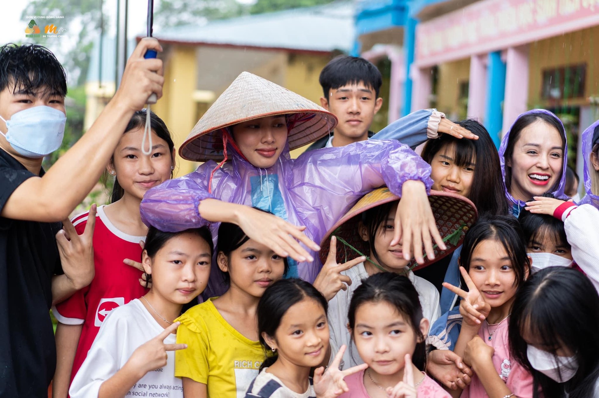 Hình ảnh Hoa hậu Thùy Tiên đi từ thiện ở Sơn La khiến fan xúc động ảnh 6