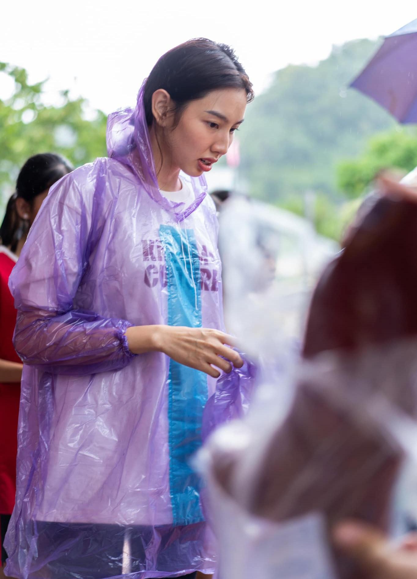 Hình ảnh Hoa hậu Thùy Tiên đi từ thiện ở Sơn La khiến fan xúc động ảnh 5