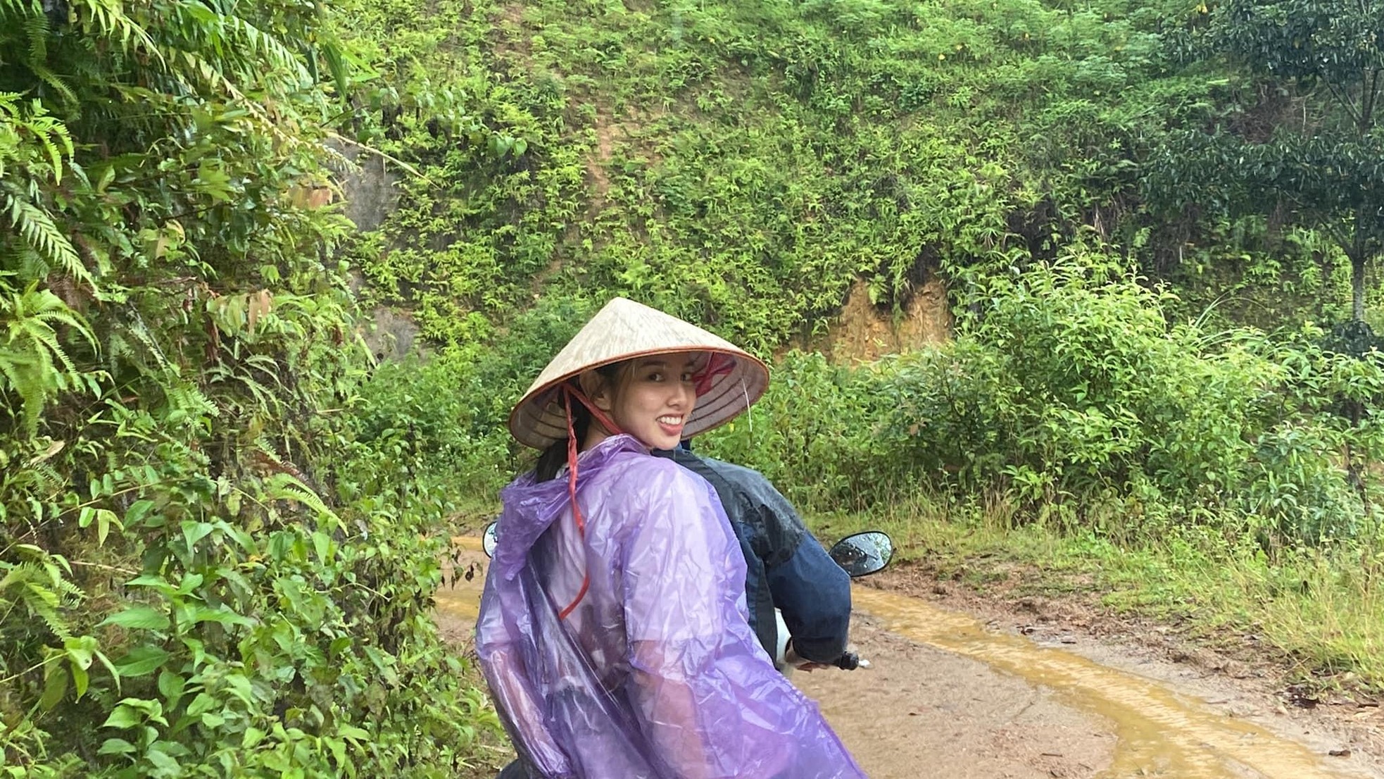 Hình ảnh Hoa hậu Thùy Tiên đi từ thiện ở Sơn La khiến fan xúc động ảnh 3