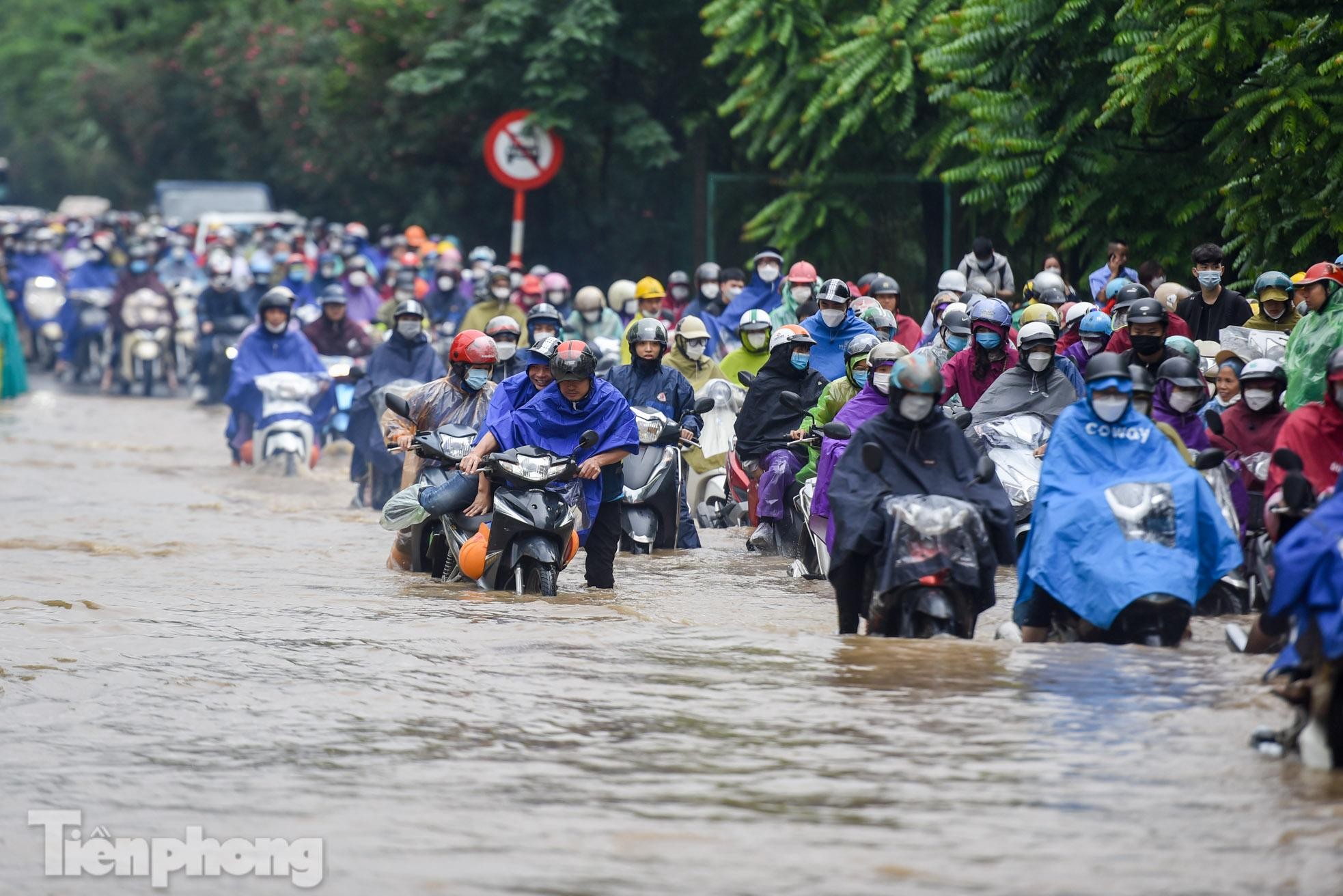 Đại lộ Thăng Long chìm trong biển nước, phương tiện chết máy hàng loạt ảnh 10
