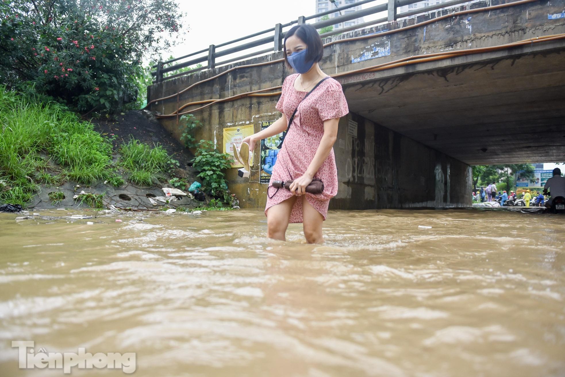 Đại lộ Thăng Long chìm trong biển nước, phương tiện chết máy hàng loạt ảnh 6