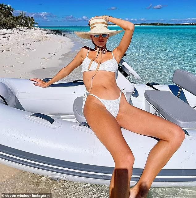 Siêu mẫu nội y Devon Windsor khoe dáng đẹp như tượng tạc với bikini trên du thuyền ảnh 4