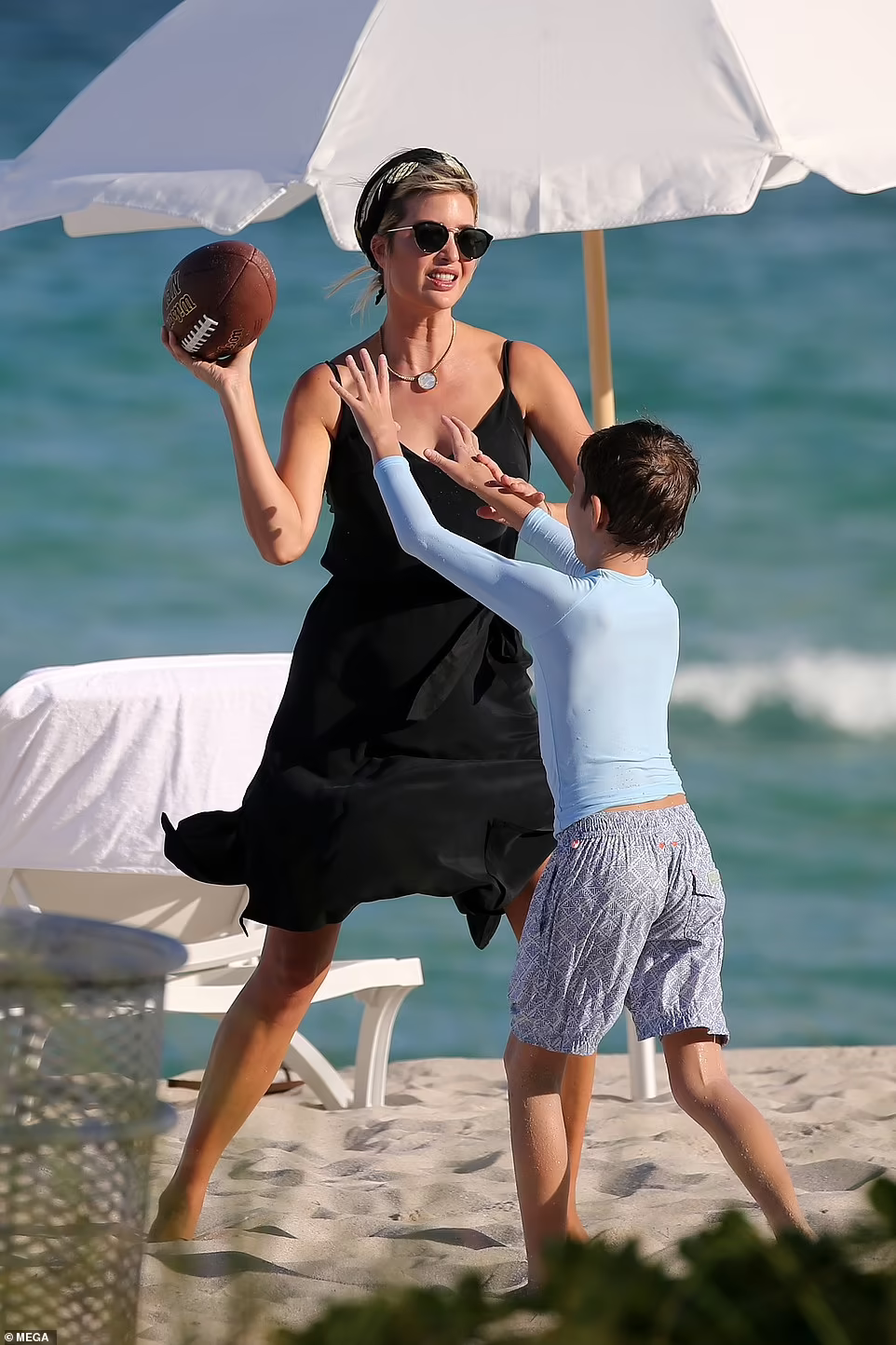 Ivanka Trump chơi bóng cùng con trai ở biển, thần thái kiêu sa đầy khí chất ảnh 3