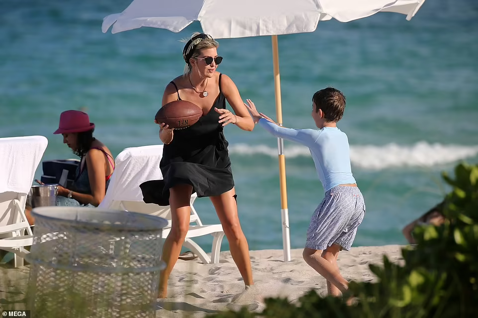 Ivanka Trump chơi bóng cùng con trai ở biển, thần thái kiêu sa đầy khí chất ảnh 1