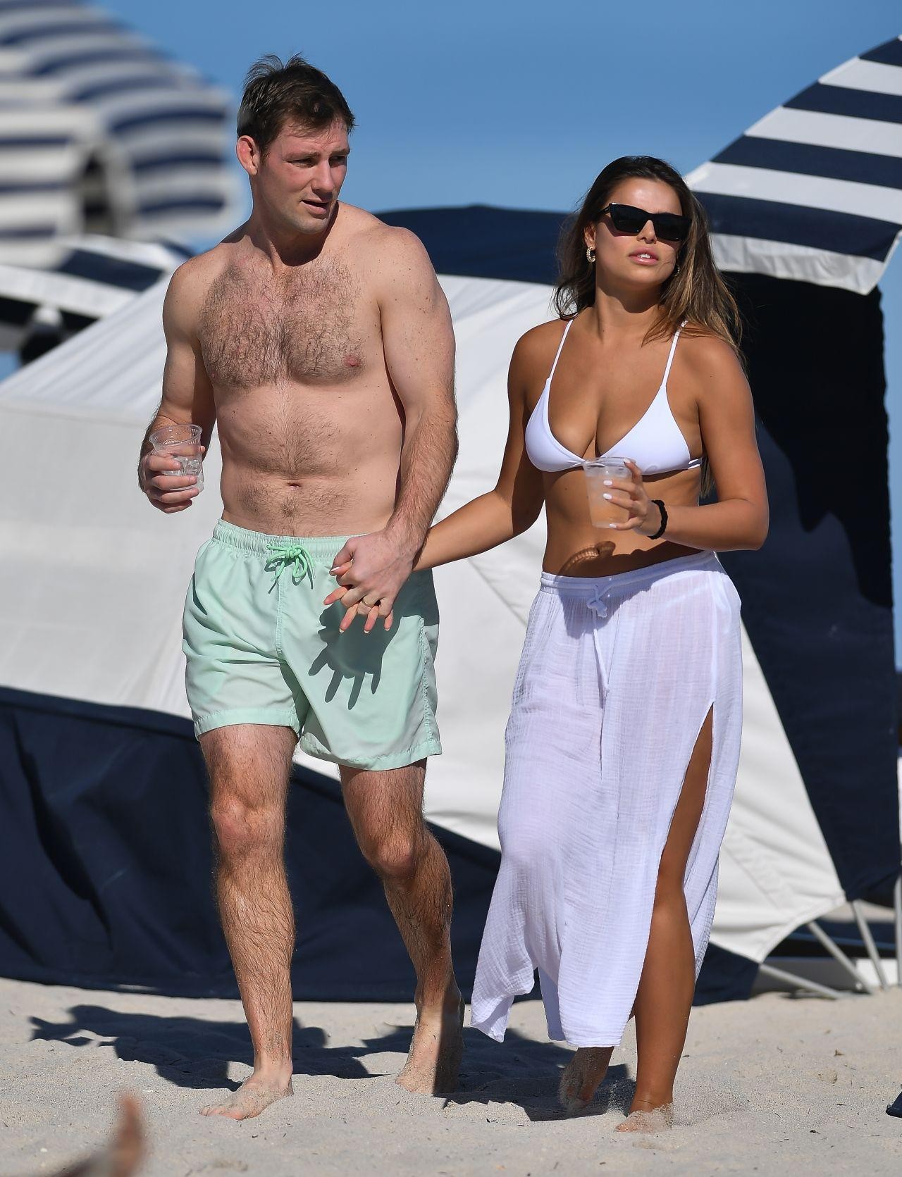 Mẫu áo tắm Brooks Nader cực nóng bỏng với bikini ở biển ảnh 2