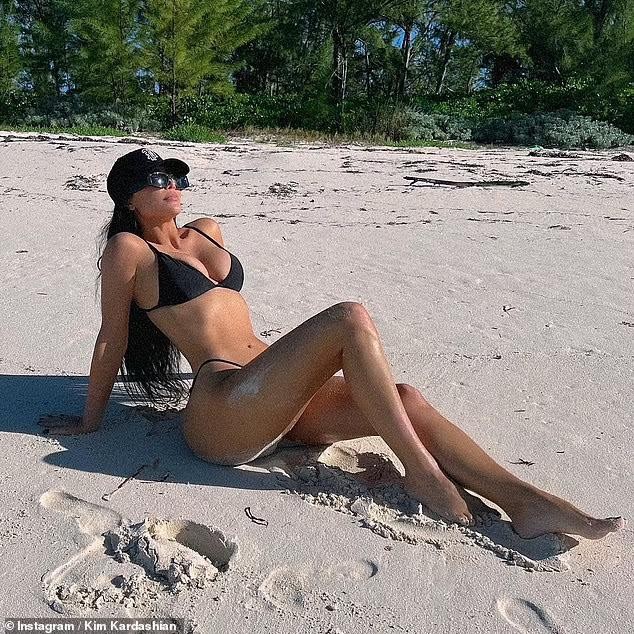 Kim Kardashian lại gây 'bão' với ảnh bikini 'nóng hừng hực' ảnh 1