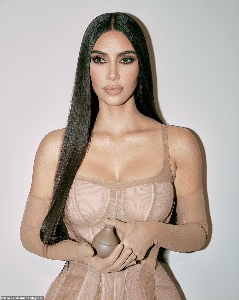 Kim Kardashian lại gây 'bão' với ảnh bikini 'nóng hừng hực' ảnh 4