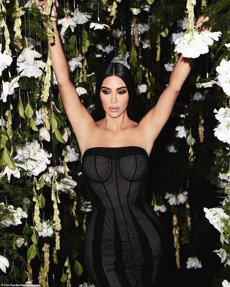 Kim Kardashian lại gây 'bão' với ảnh bikini 'nóng hừng hực' ảnh 8