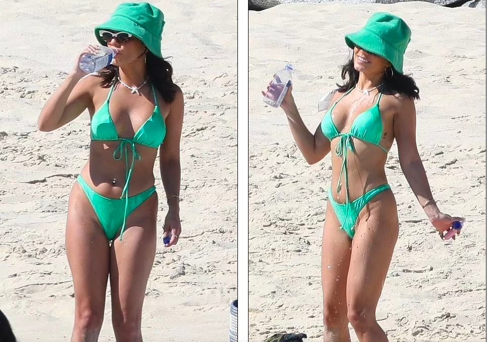 Vanessa Hudgens cực nóng bỏng với bikini ở biển ảnh 1