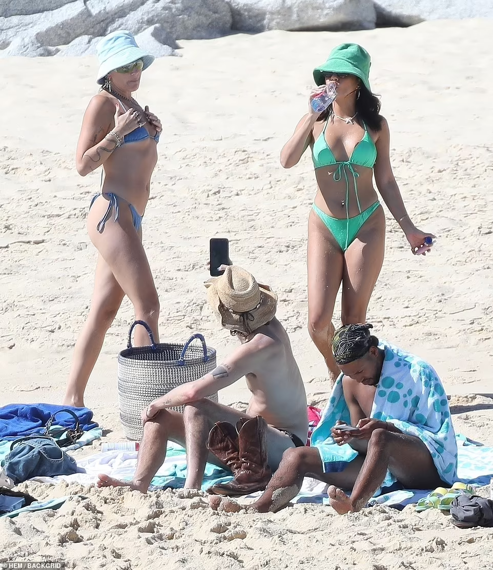 Vanessa Hudgens cực nóng bỏng với bikini ở biển ảnh 2
