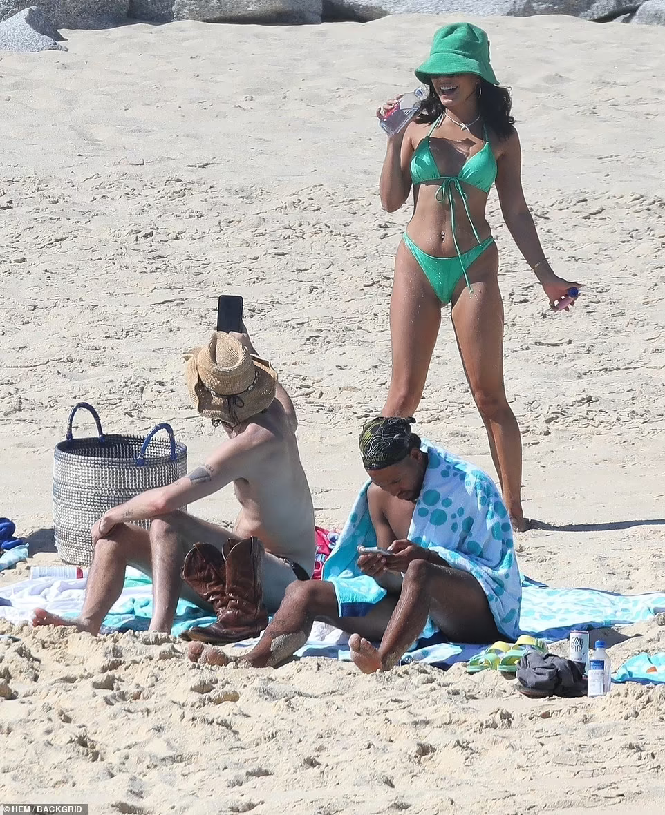 Vanessa Hudgens cực nóng bỏng với bikini ở biển ảnh 3