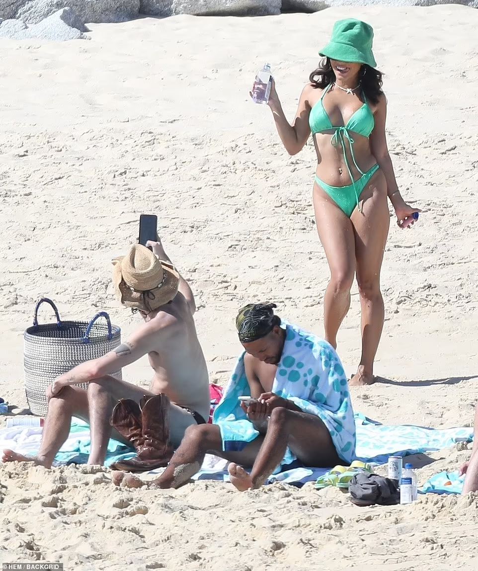 Vanessa Hudgens cực nóng bỏng với bikini ở biển ảnh 4