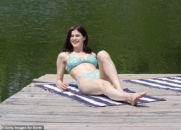 Mỹ nhân 'chuyên trị cảnh nóng' Alexandra Daddario đẹp như mộng với áo tắm ảnh 6