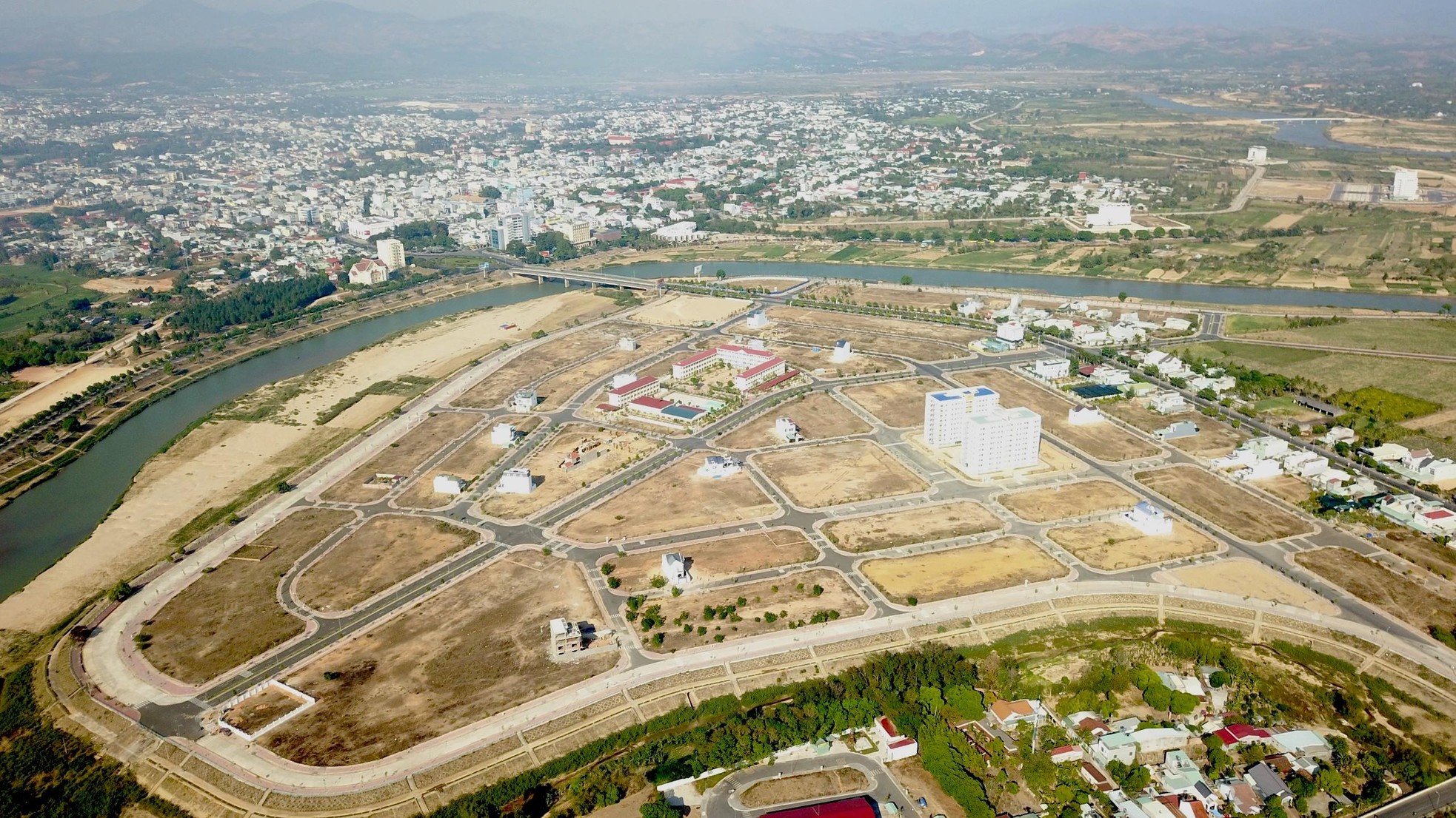 Cận cảnh dự án dự khu đô thị hơn 800 tỷ đồng ở Kon Tum dính nhiều sai phạm - Ảnh 1.