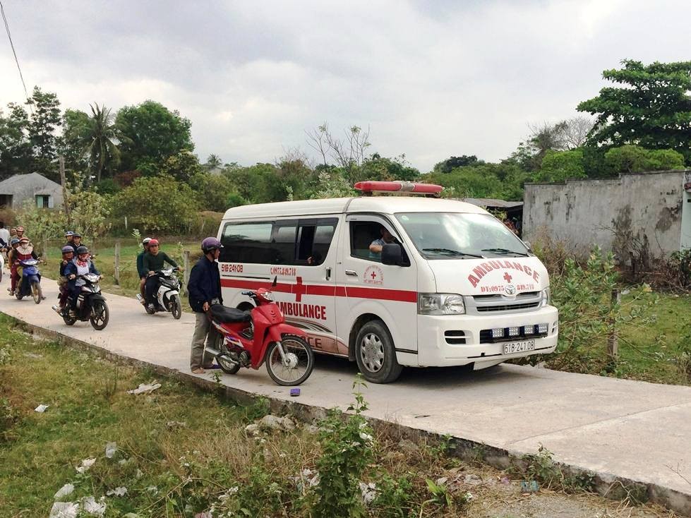Tìm thấy thi thể 2 học sinh mất tích khi tắm sông Ba ảnh 1
