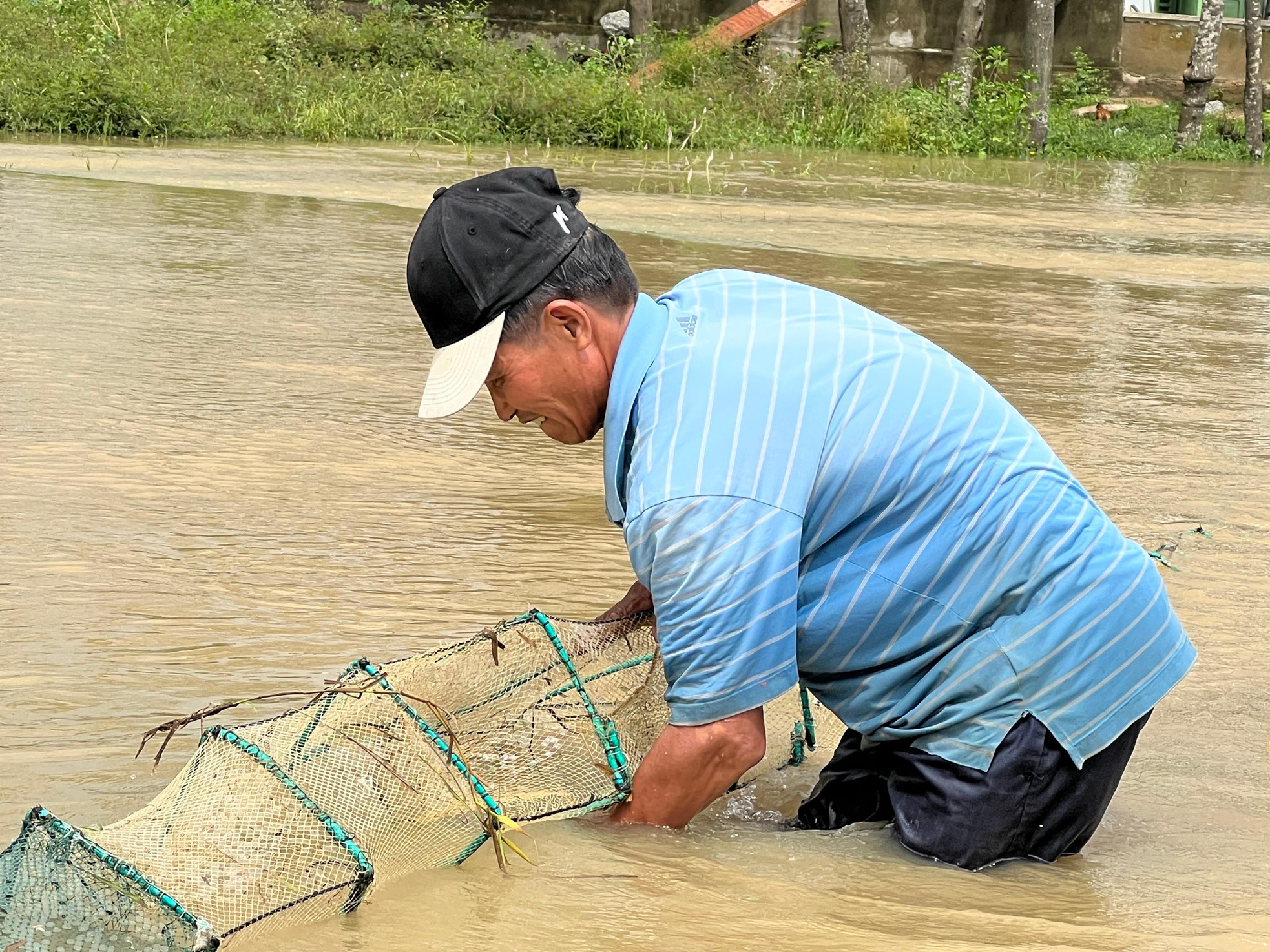 Sau mưa lớn, người dân Đà Nẵng đổ ra sông bắt cá ảnh 2