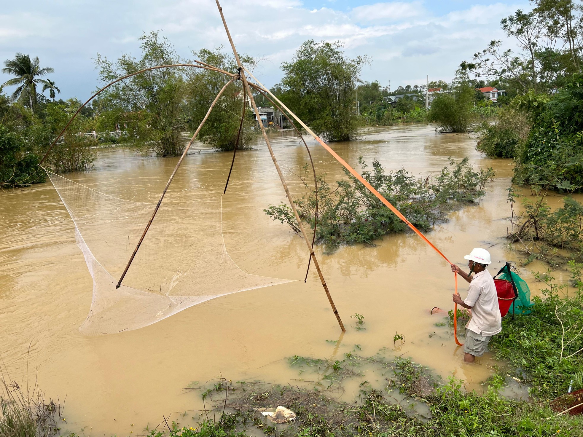 Sau mưa lớn, người dân Đà Nẵng đổ ra sông bắt cá ảnh 7