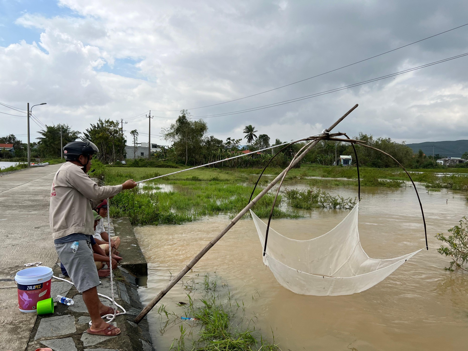 Sau mưa lớn, người dân Đà Nẵng đổ ra sông bắt cá ảnh 1