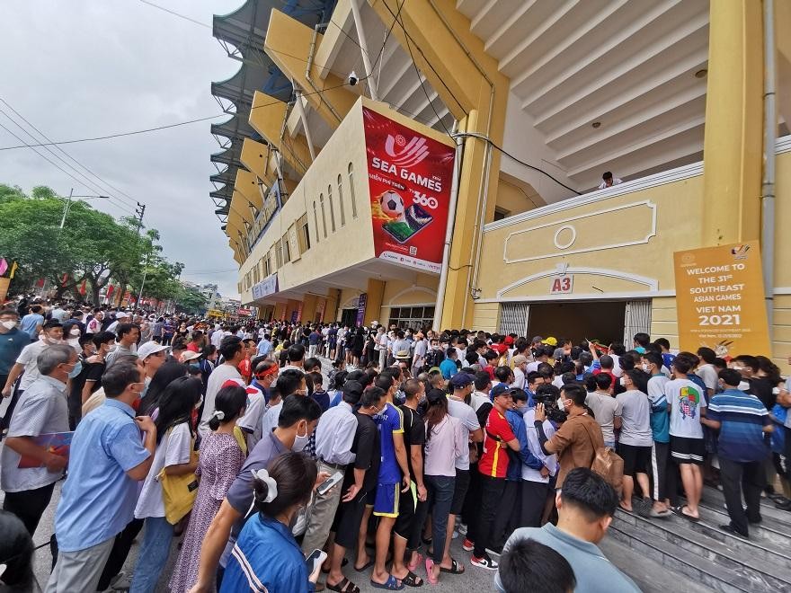 ‘Biển người’ đổ về sân Thiên Trường xem U23 Thái Lan đấu U23 Indonesia ảnh 5