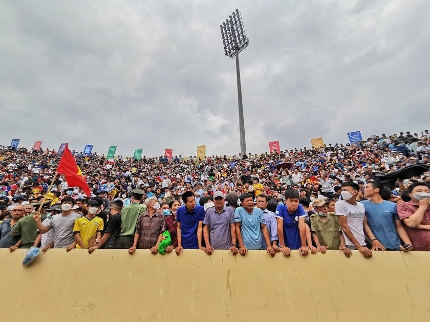 ‘Biển người’ đổ về sân Thiên Trường xem U23 Thái Lan đấu U23 Indonesia ảnh 6