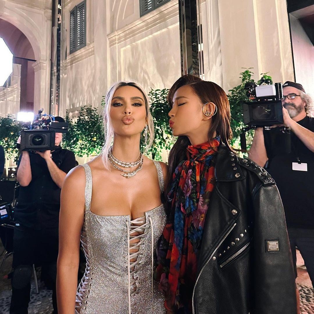 Châu Bùi đứng chung khung hình với Kim Kardashian - Ảnh 2.