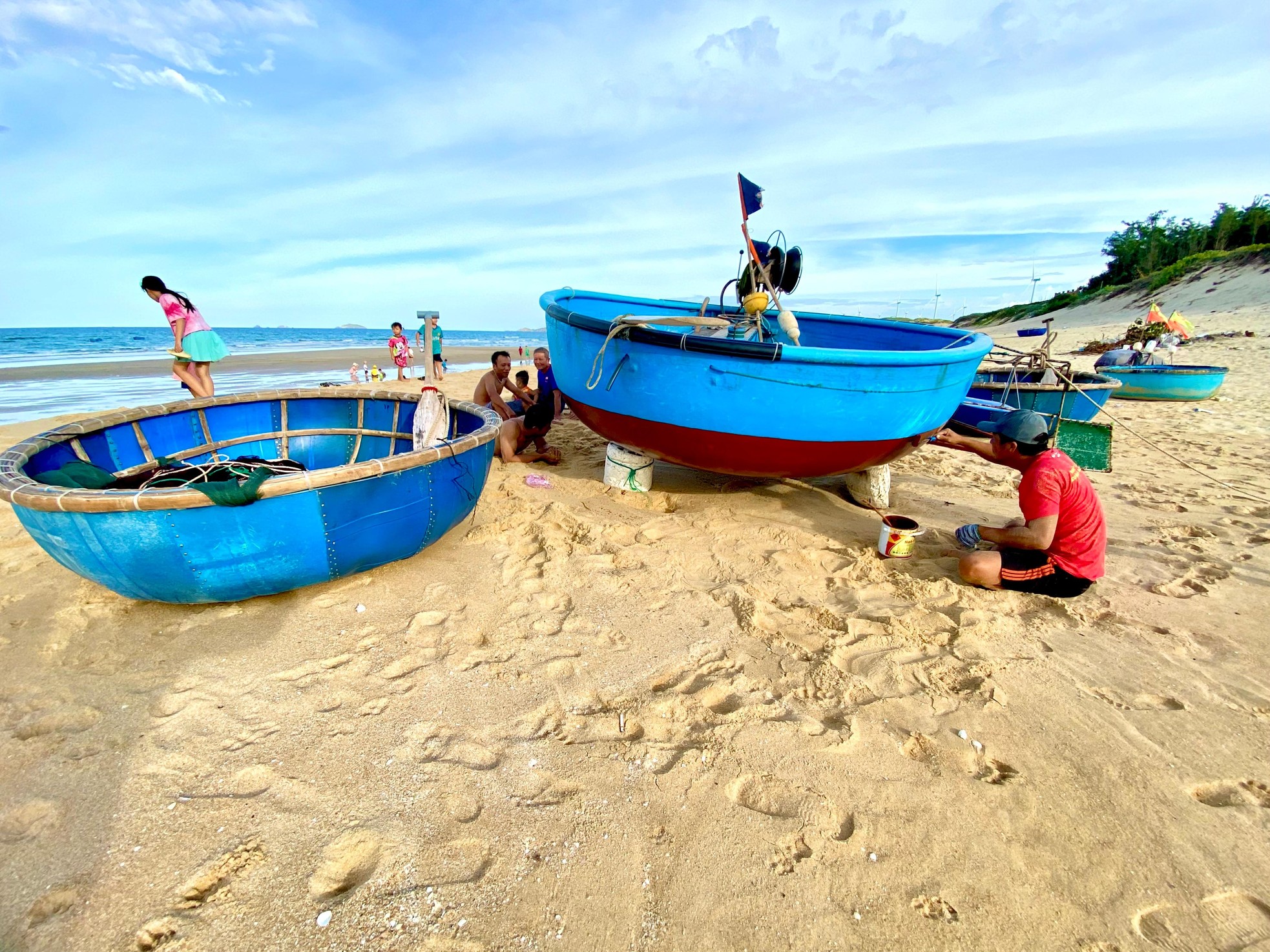 Ngỡ ngàng vẻ đẹp mê hoặc của cánh đồng điện gió trên biển Quy Nhơn ảnh 5