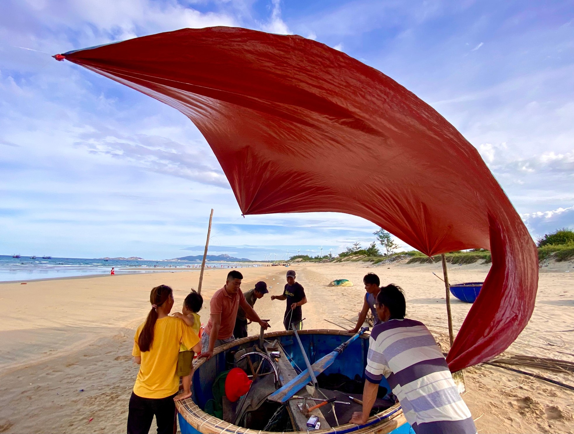 Ngỡ ngàng vẻ đẹp mê hoặc của cánh đồng điện gió trên biển Quy Nhơn ảnh 4