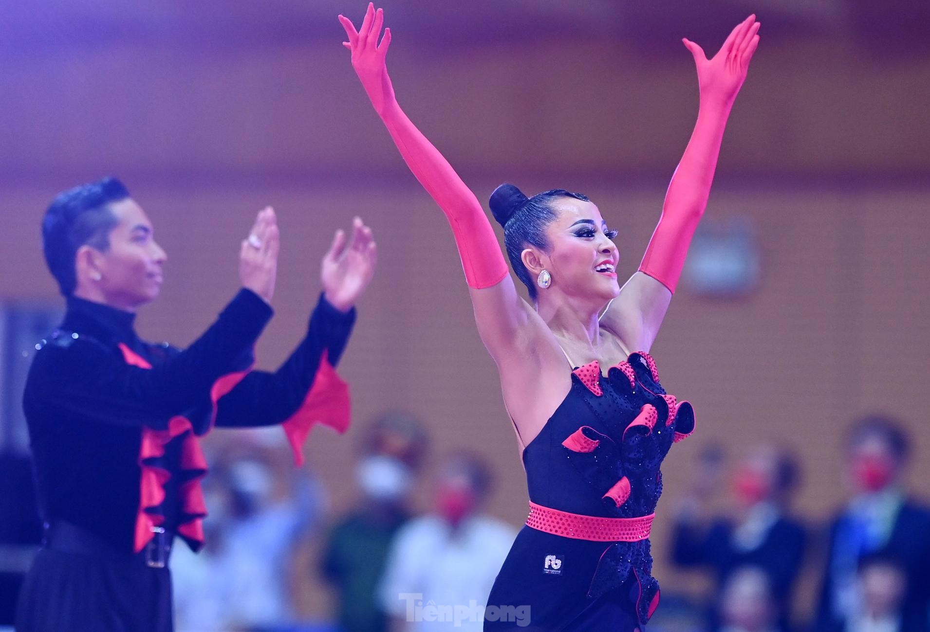 Watch the mesmerizing dance that helped Dancesport Vietnam win 5 gold medals at the 31st SEA Games - Photo 6.
