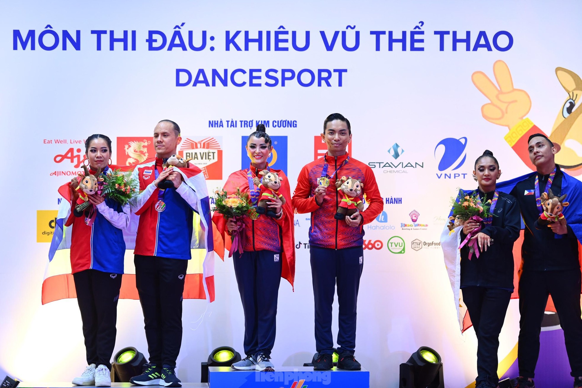 Watch the mesmerizing dance that helped Dancesport Vietnam win 5 gold medals at the 31st SEA Games - Photo 13.