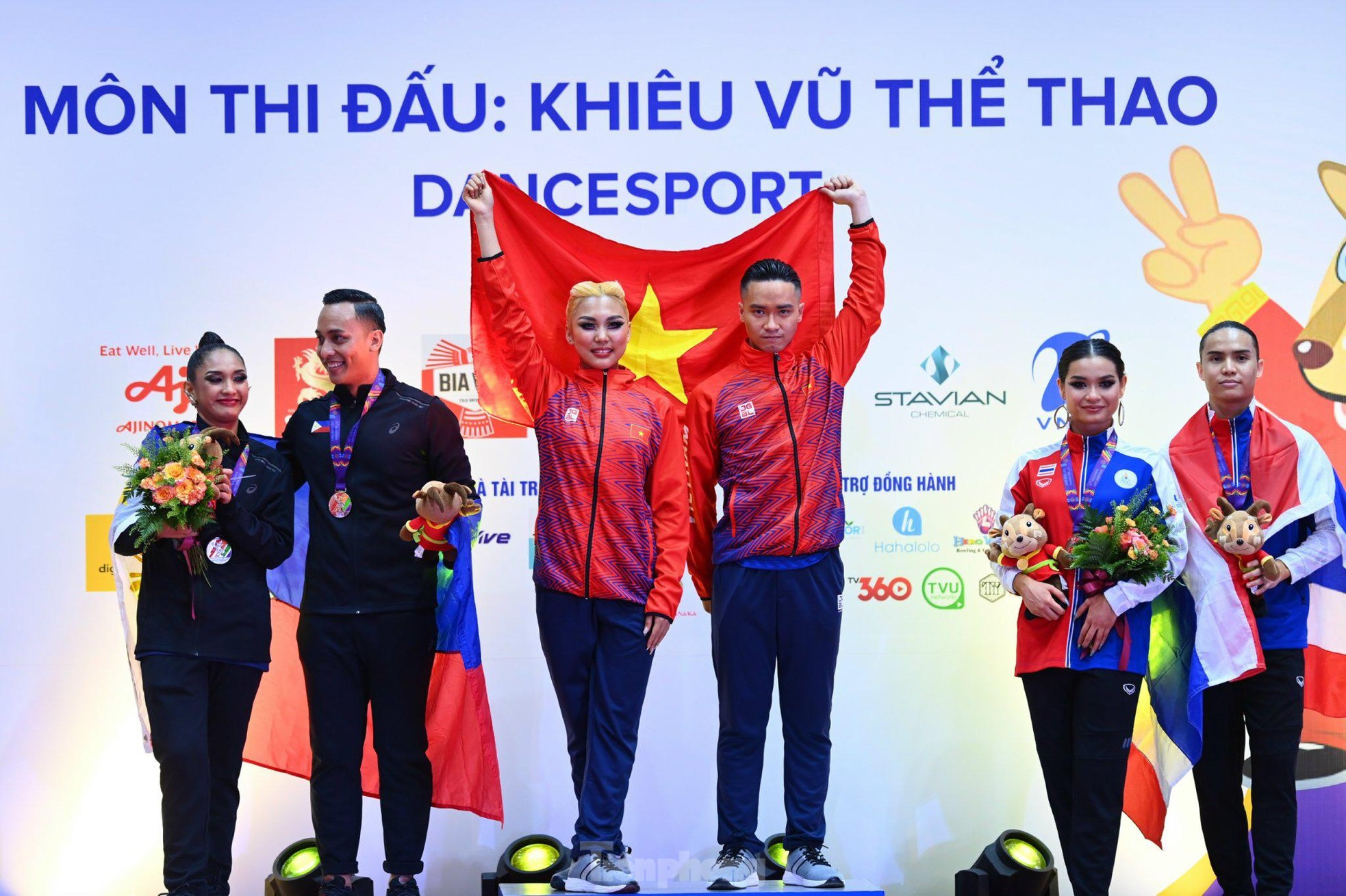 Watch the mesmerizing dance that helped Dancesport Vietnam win 5 gold medals at the 31st SEA Games - Photo 14.