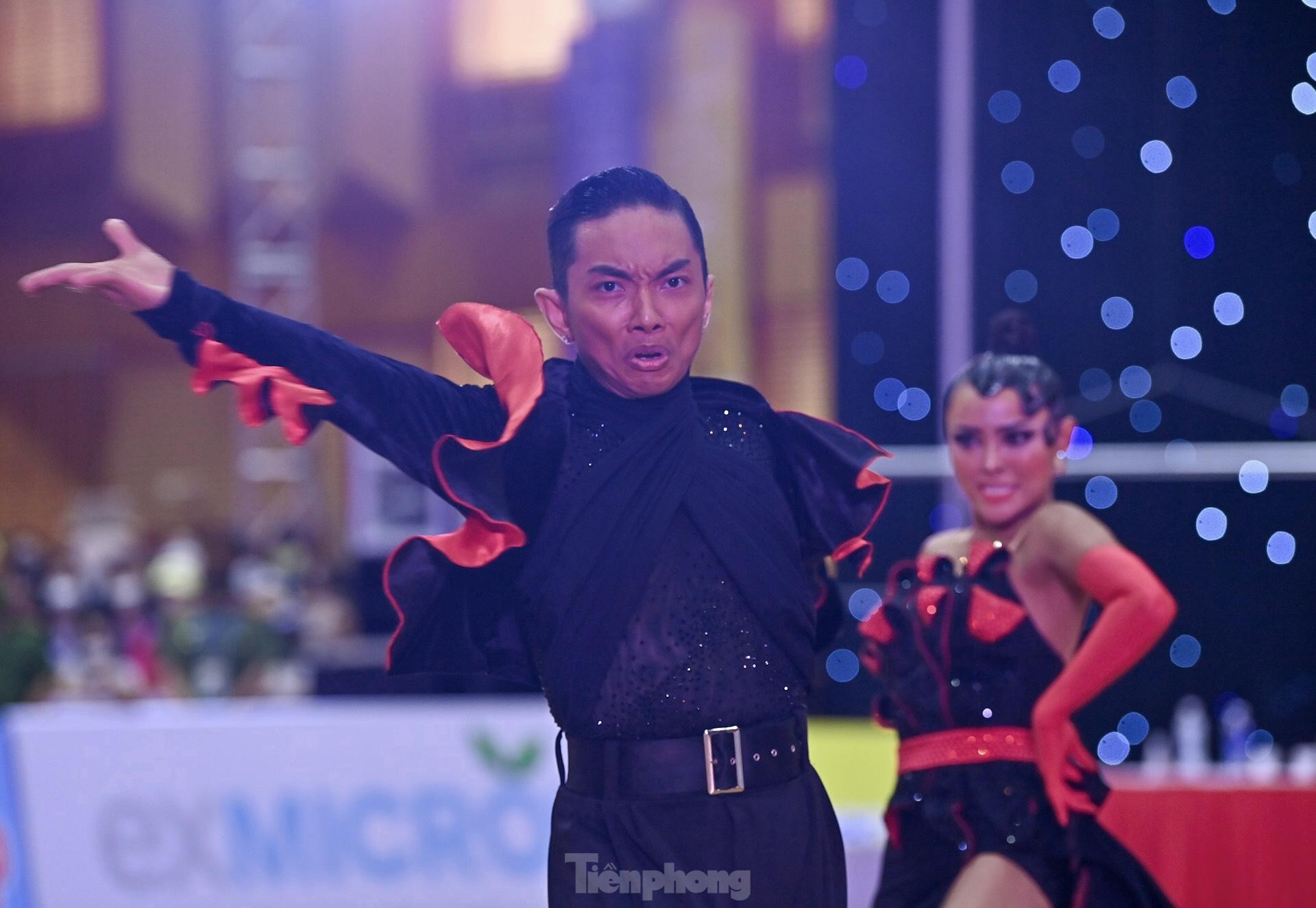 Watch the mesmerizing dance that helped Dancesport Vietnam win 5 gold medals at the 31st SEA Games - Photo 7.