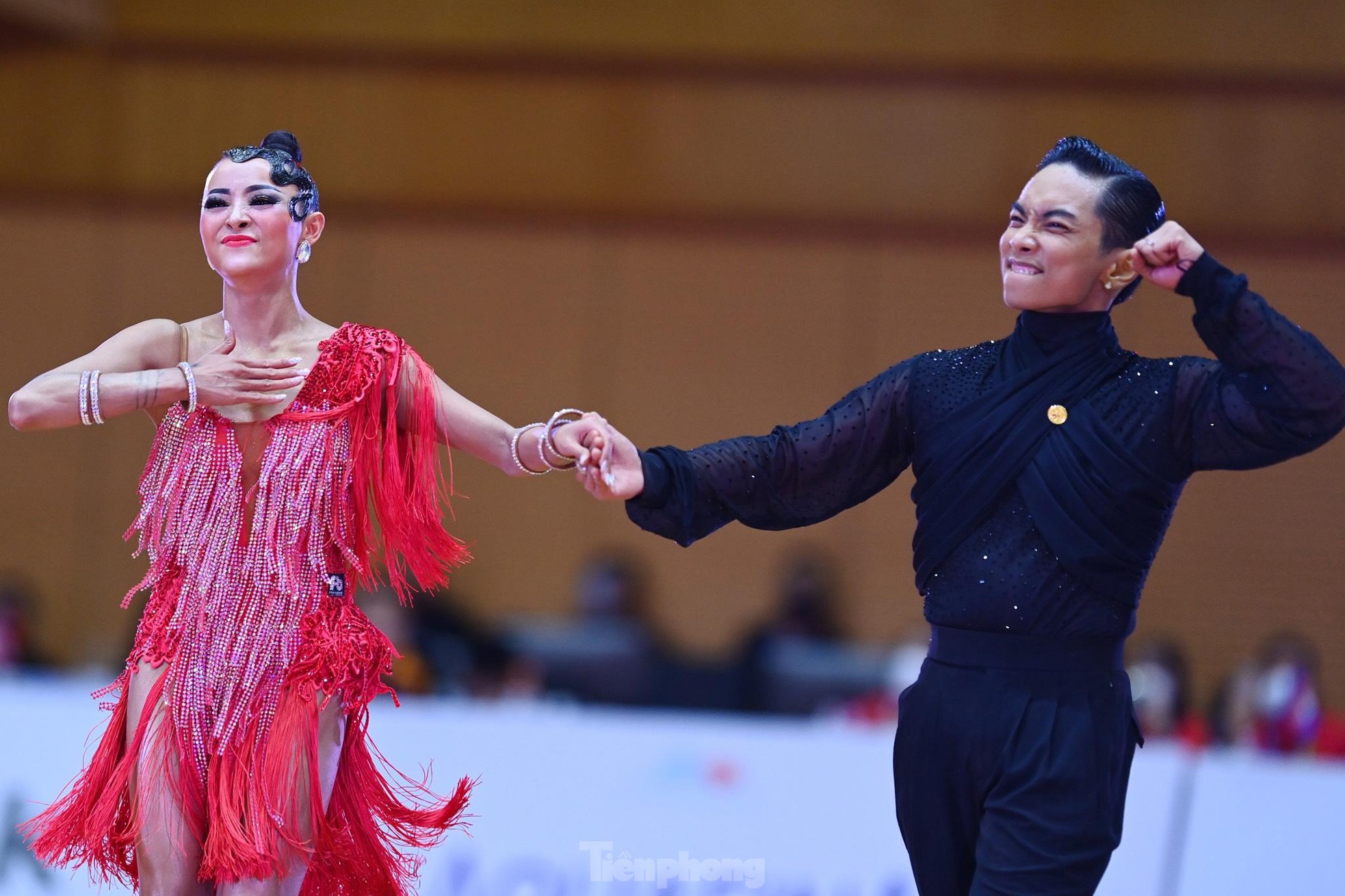 Watch the mesmerizing dance that helped Dancesport Vietnam win 5 gold medals at the 31st SEA Games - Photo 12.