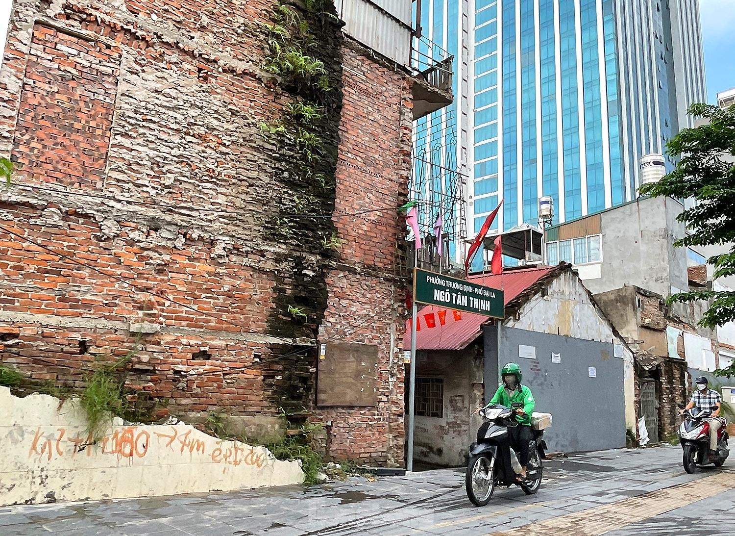 Những bức tường, căn nhà siêu mỏng siêu méo tiền tỷ ở trung tâm Thủ đô ảnh 13