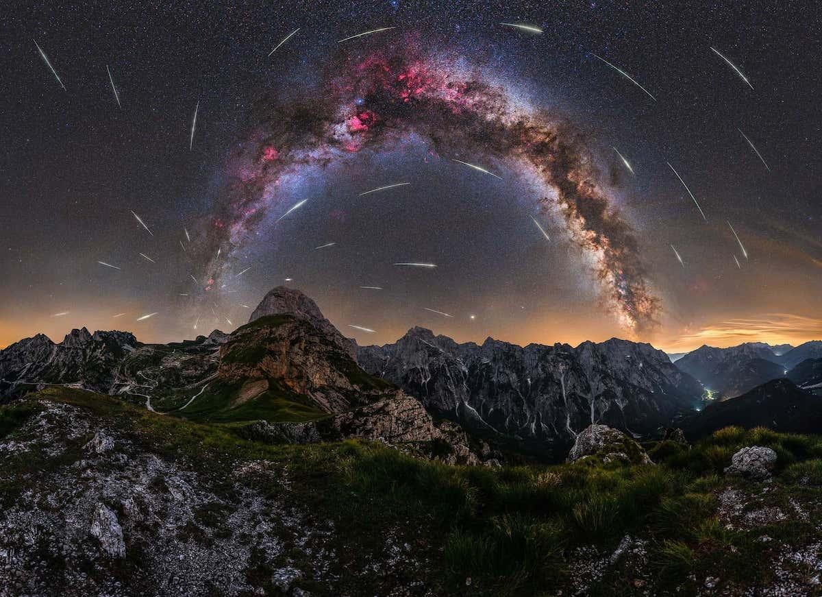 Giữa vô vàn bầu trời đầy sao, dải ngân hà 3D rực rỡ và sặc sỡ trông thật tuyệt vời. Hãy thưởng thức những bức ảnh này để được ngắm nhìn vẻ đẹp tuyệt vời của vũ trụ trên màn hình máy tính của bạn.