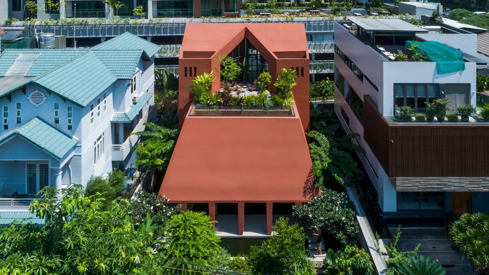 Mê mẩn không gian bên trong biệt thự đỏ 'độc nhất vô nhị' ở Việt Nam ảnh 2