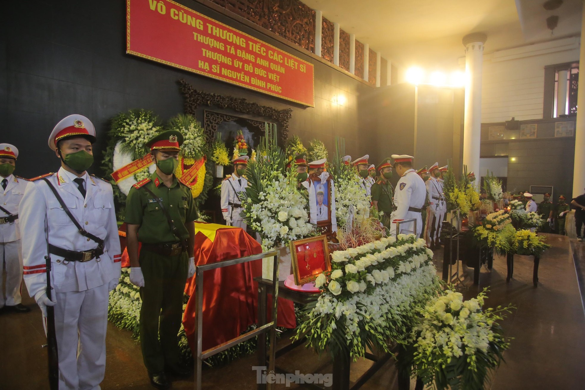 Xúc động nghi lễ phủ Quốc kỳ lên linh cữu 3 liệt sĩ cảnh sát PCCC ảnh 4