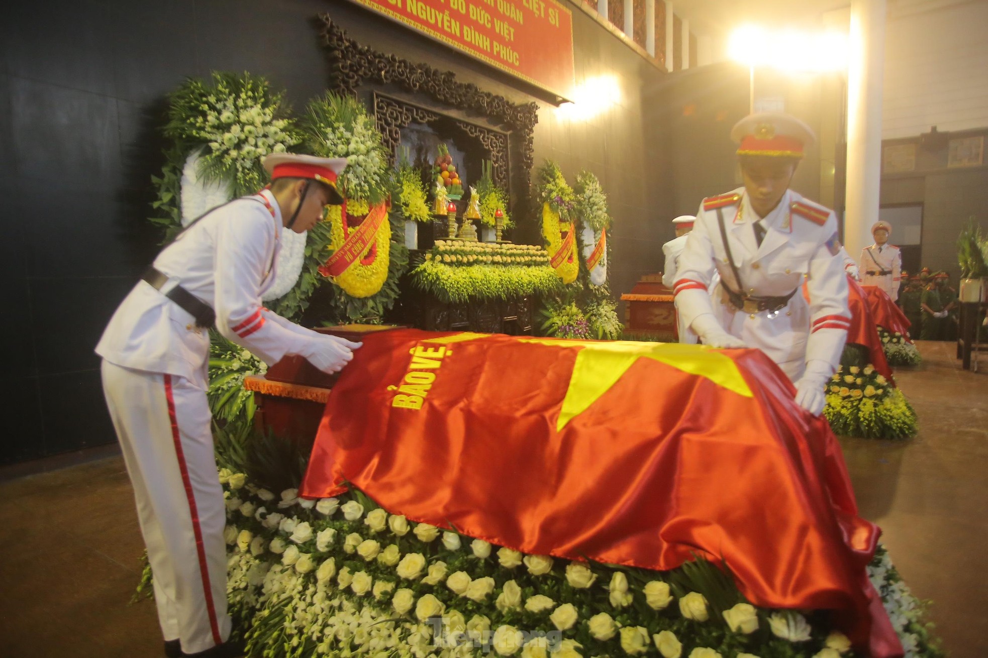 Xúc động nghi lễ phủ Quốc kỳ lên linh cữu 3 liệt sĩ cảnh sát PCCC ảnh 6