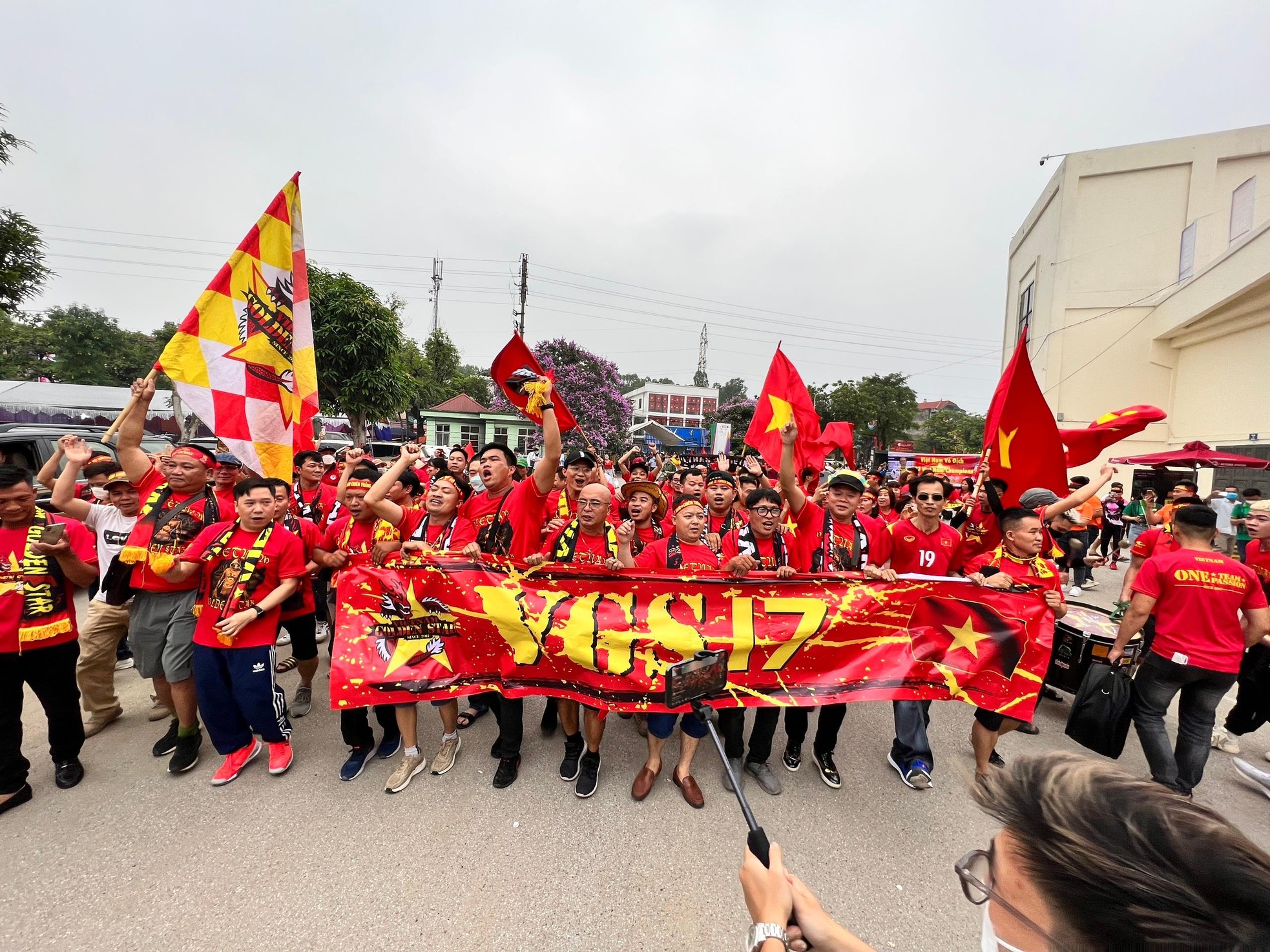 Người hâm mộ 'nhuộm đỏ' sân Việt Trì, tiếp lửa cho U23 Việt Nam đấu Malaysia ảnh 5