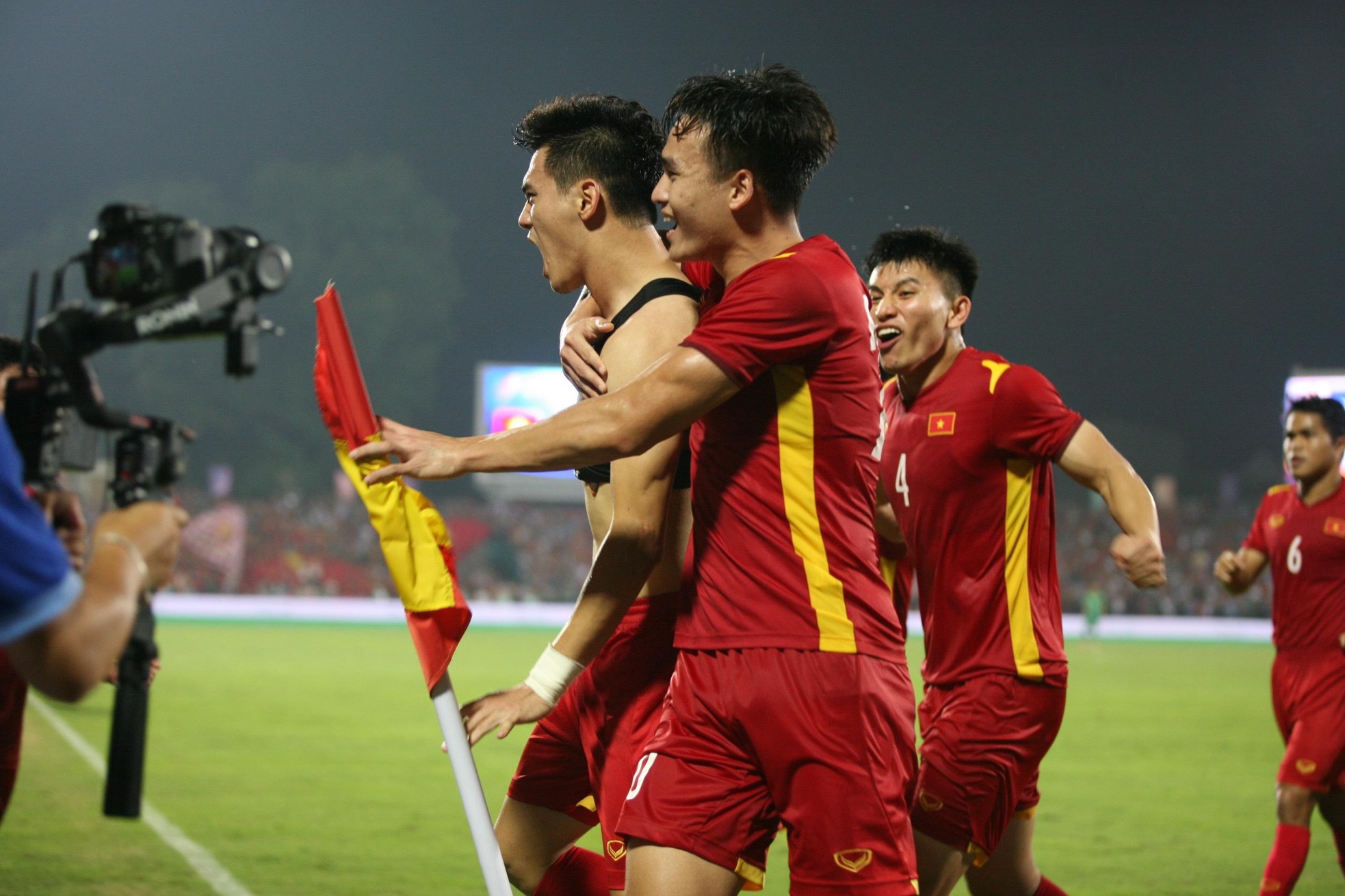 Sân vận động Việt Trì bùng nổ với chiến thắng của U23 Việt Nam ảnh 11