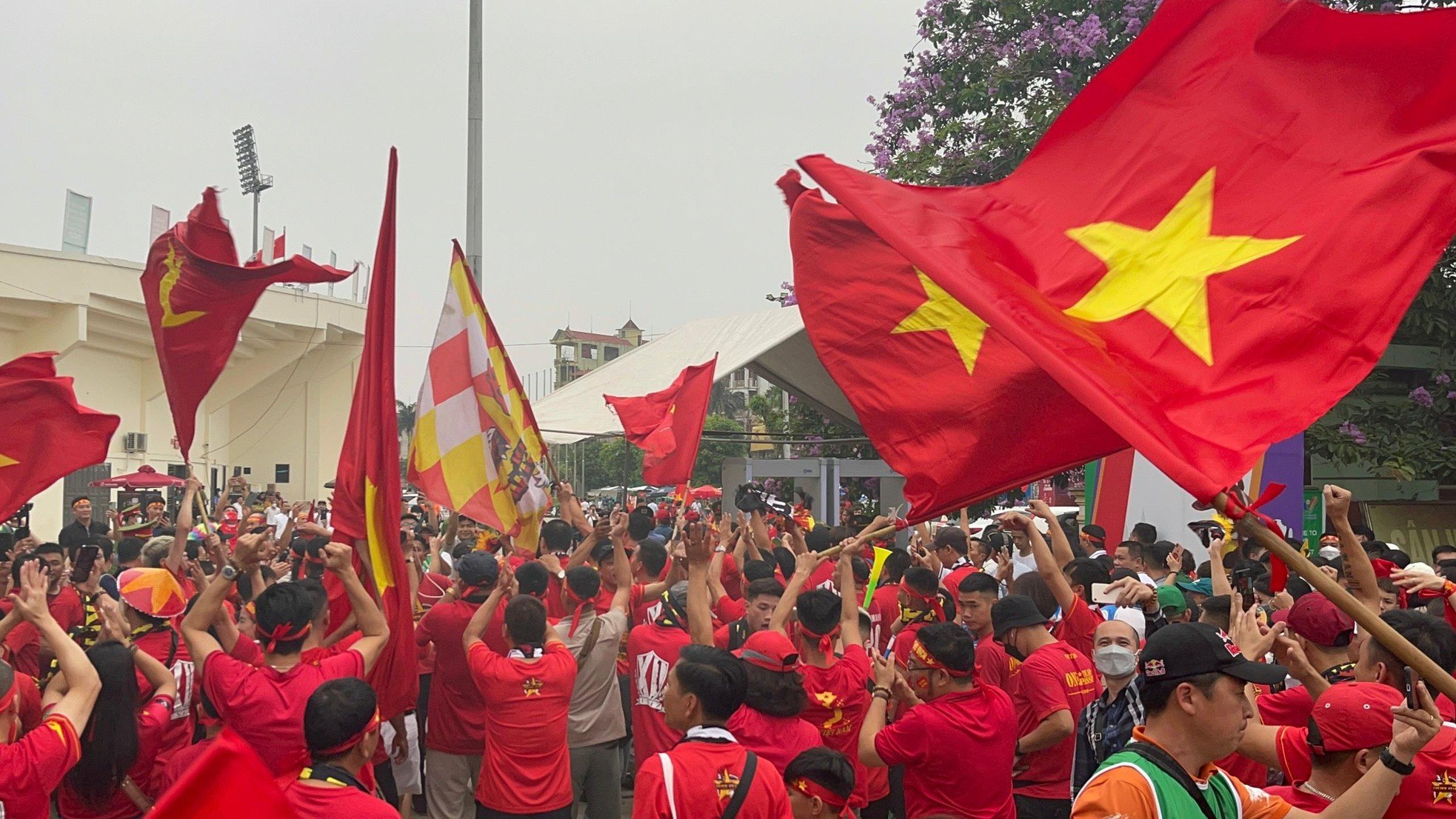 Người hâm mộ 'nhuộm đỏ' sân Việt Trì, tiếp lửa cho U23 Việt Nam đấu Malaysia ảnh 3