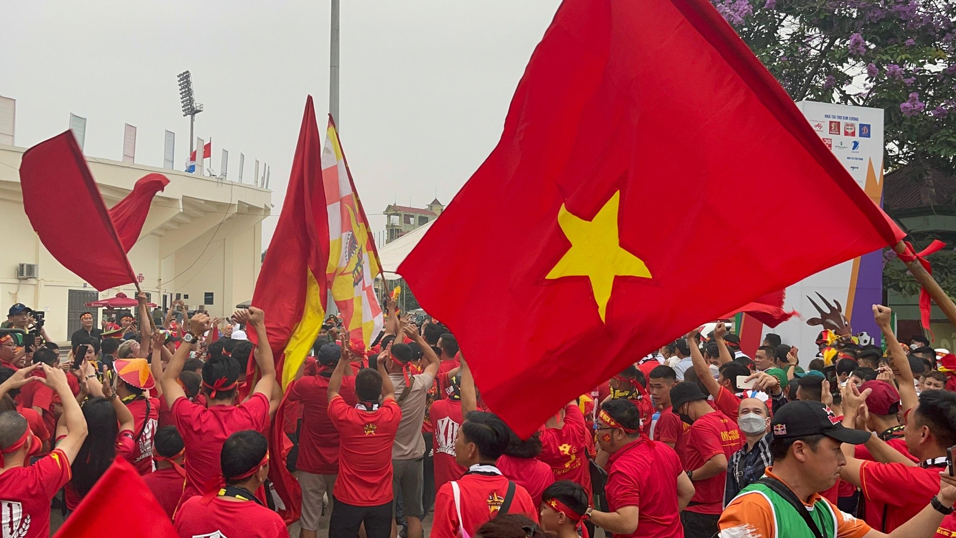 Người hâm mộ 'nhuộm đỏ' sân Việt Trì, tiếp lửa cho U23 Việt Nam đấu Malaysia ảnh 4