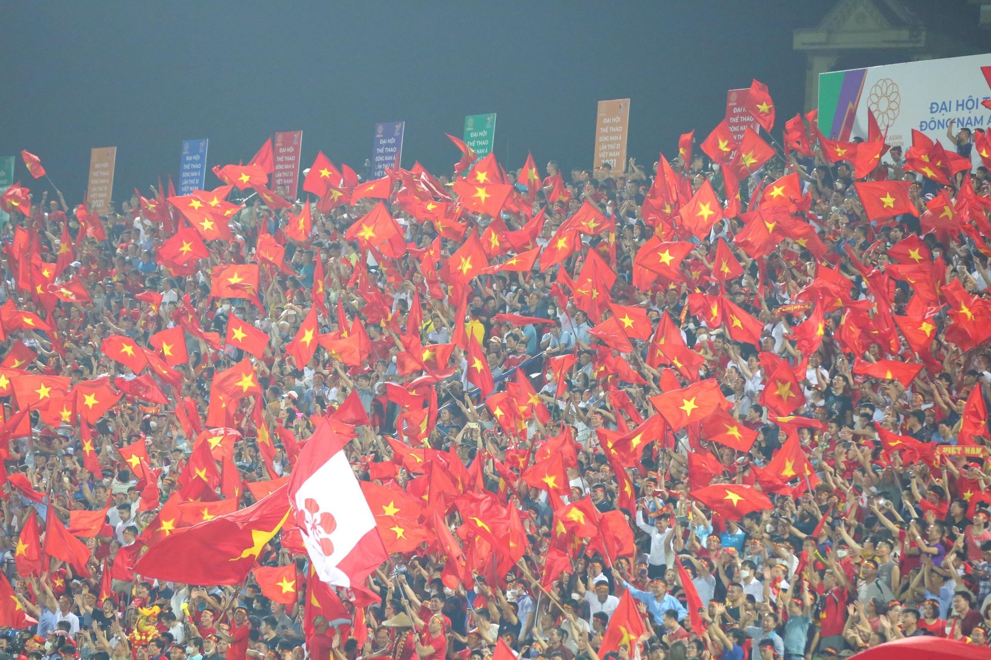 Sân vận động Việt Trì bùng nổ với chiến thắng của U23 Việt Nam ảnh 12