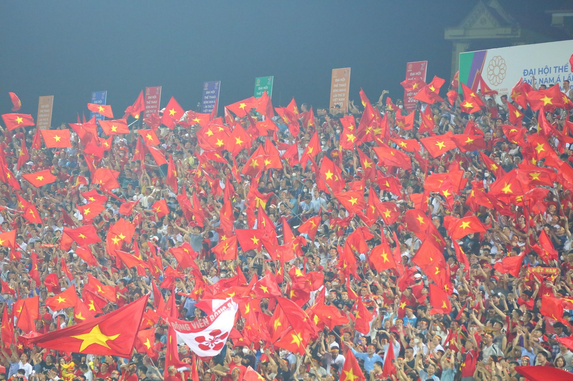 Sân vận động Việt Trì bùng nổ với chiến thắng của U23 Việt Nam ảnh 13